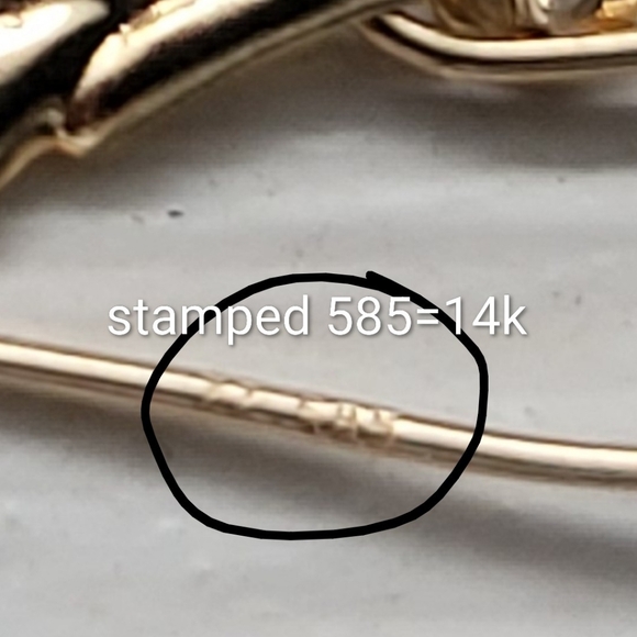 Gold dangle earrings featuring a naturalistic leaf motif. - Picture 6 of 8